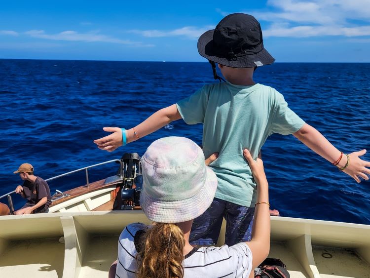 שיט לוויתנים בסאו מיגל עם ילדים