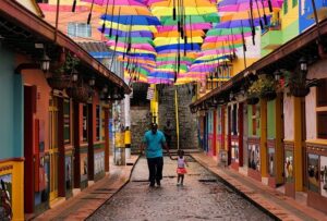 טיול משפחתי אל קולומביה עם ילדים – מדריך מקיף ליעד הטרופי האולטימטיבי